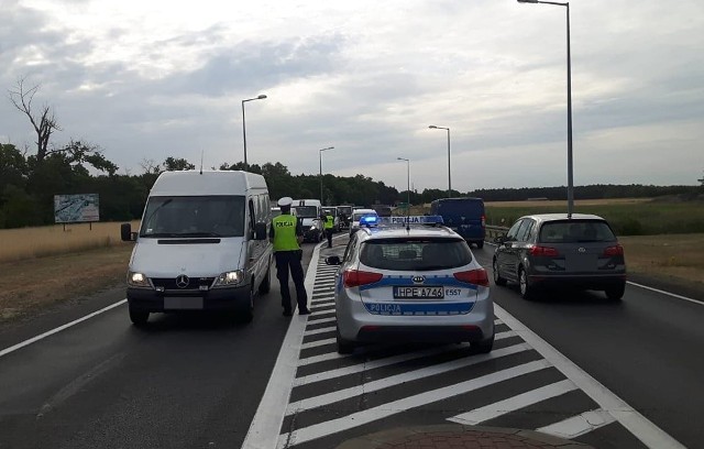 Policjanci pojawili się na skrzyżowaniu między Dąbiem a Połupinem punktualnie o godz. 6.00.