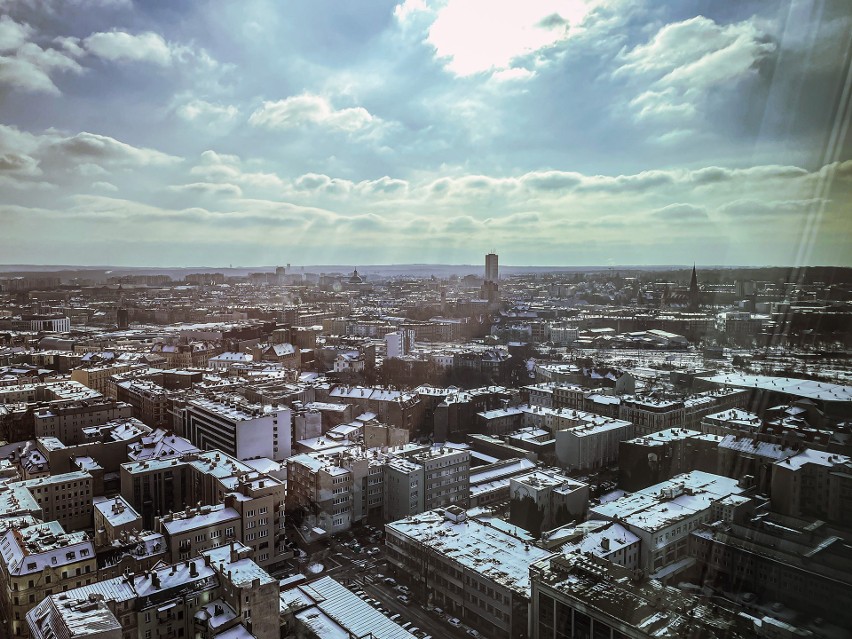 Panorama Katowic widziana z biurowca. Rozpoznajesz te miejsca? Zobacz zdjęcia pokrytego śniegiem miasta z lotu ptaka!