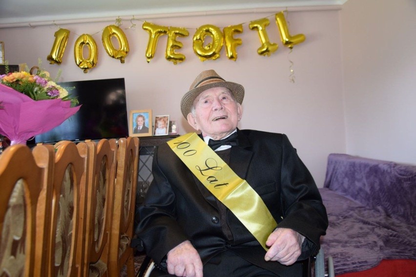 100-letni Teofil Antolak śpiewa piosenkę dla swoich gości