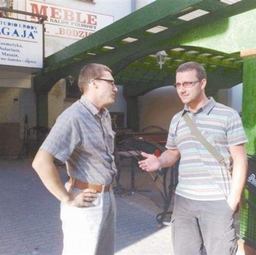- Nasz Inkubator pamaga organizacjom, które się tworzą, i tym już istniejącym - mówi Tomasz Paluch (z lewej). Na zdjęciu z Tomaszem Kirszem, prezesem nowego stowarzyszenia Artis Actiones.