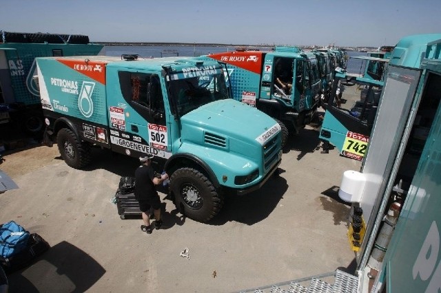 Na dodatek Team de Rooy wysłał do Argentyny w sumie 11 ciężarówek: 5 wyścigowych i 6 technicznych z 40-osobową ekipą.Po 5 etapach w klasyfikacji generalnej trzy pierwsze miejsca zajmują ciężarówki z Teamu de Rooy![yt]rRY-nTPrvrc[/yt]