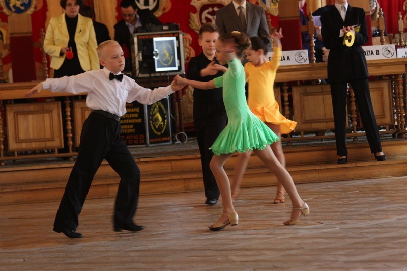 Turniej tanca w sali stropowej brzeskiego ratusza.