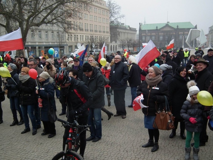 KOD apelował o przytulanie się na placu Wolności