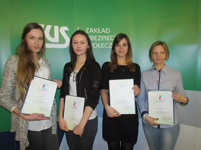 Wielkopolanki na podium w konkursie ZUSLaureatki, od lewej: Paulina Machińska, Aneta Pankros i Natalia Dąbek oraz Małgorzata Głowacka, nauczycielka