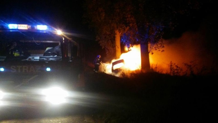 Wypadek pod Strzelinem. Samochód uderzył w drzewo i...