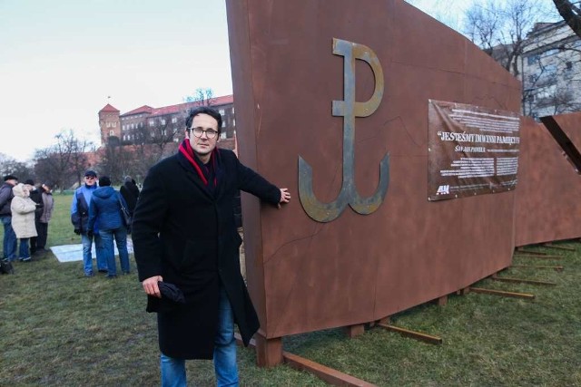 Alexander Smaga zaprezentował planowane napisy na pomniku