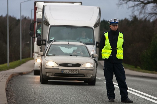 Warmińsko-mazurska policja informuje, że podczas majówki nastąpią utrudnienia w ruchu drogowym na drogach krajowych nr 58 i 65 (zdjęcie ilustracyjne).