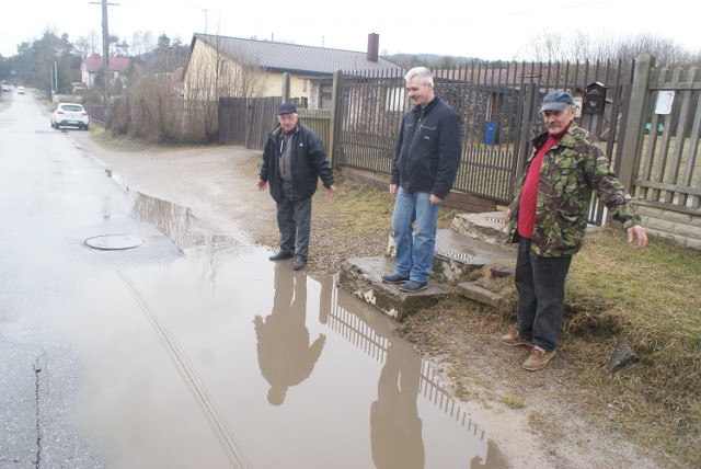 Włodzimierz i Tomasz Ludwiccy oraz Leszek Nawrot z Zalesia przy jednej z licznych na tej ulicy kałuż.