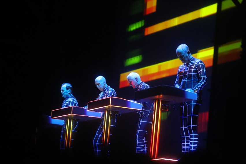 Festiwal Tauron Nowa Muzyka w Katowicach ZDJĘCIA W piątek największe tłumy w Strefie Kultury ściągnął legendarny zespół Kraftwerk