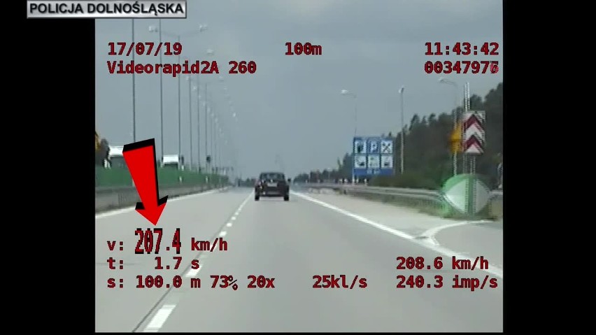 224 km/h na autostradzie. Pirat drogowy zatrzymany przez specjalną grupę "Speed"