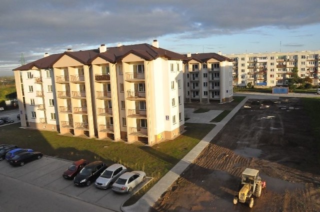Małgorzata PłazaSandomierskie Towarzystwo Budownictwa Społecznego wybudowało do tej pory na terenach niedaleko szpitala cztery bloki. To dwa najnowsze.