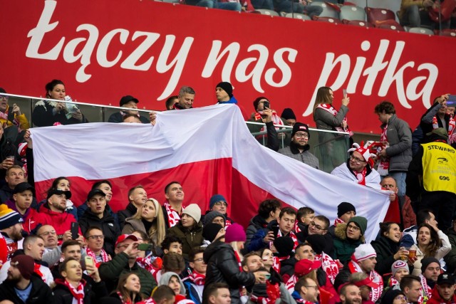 Kibice reprezentacji Polski na Stadionie Narodowym w Warszawie. Baraże o mistrzostwa świata 2022 w tym obiekcie na pewno się nie odbędą