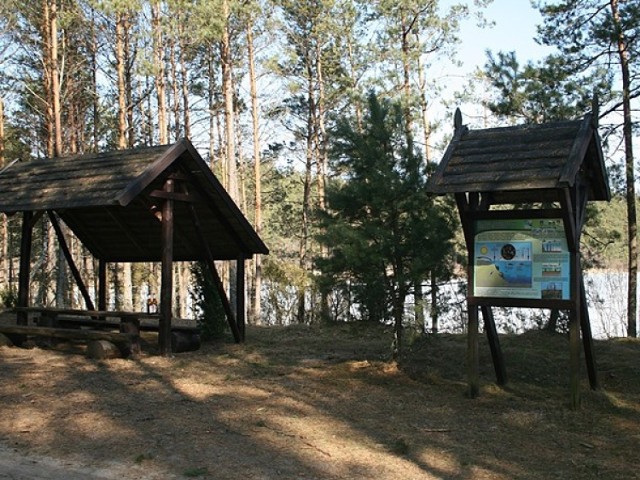 Kościerzyna - Wdzydze - długość trasy 20 km, 7 przystanków z tablicami edukacyjnymi, dwie wiaty, ścieżka oznakowana za pomocą malowanych niebieskich znaków na drzewach i drogowskazach. Szlak rowerowy z Kościerzyny do Wdzydz łączy dwie atrakcyjne turystycznie miejscowości. Został przygotowany z myślą o mieszkańcach Trójmiasta, którzy koleją mogą dojechać do Kościerzyny, a dalej na rowerze do Krzyża Jezior Wdzydzkich. To propozycja przyrodniczo - krajoznawczej wycieczki rowerowej po leśnych terenach na północ od kompleksu Jezior Wdzydzkich. Rozpoczyna się przy dworcu kolejowym w Kościerzynie, a kończy w centrum Wdzydz przy Muzeum – Kaszubskim Parku Etnograficznym. Po drodze mijamy miejscowość Lizaki i przejeżdżamy przez Juszki, wieś o ciekawej i cennej zabudowie regionalnej.