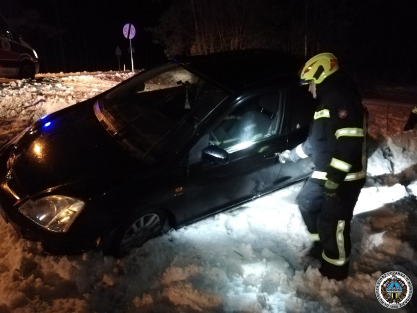 Kierowca hondy stracił panowanie nad autem, zjechał z drogi...