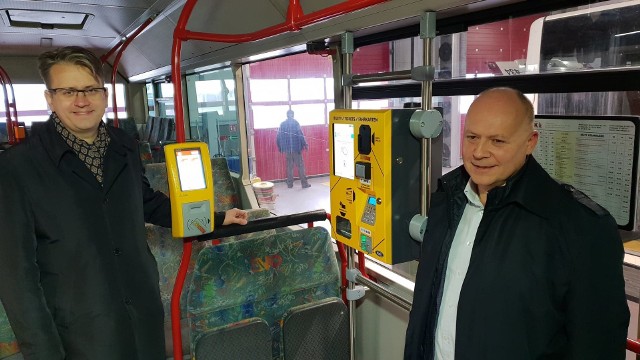 Tomasz Zawadzki, naczelnik wydziału transportu i Łukasz Wach, członek zarządu spółki MZK w Opolu przy nowym mobilnym biletomacie i kasowniku z ekranem dotykowym.