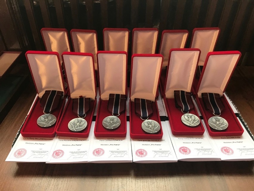 Medale i odznaczenia dla członków Stowarzyszenia Społecznego Grudzień’70-Styczeń’71. Uroczystość w Urzędzie Wojewódzkim