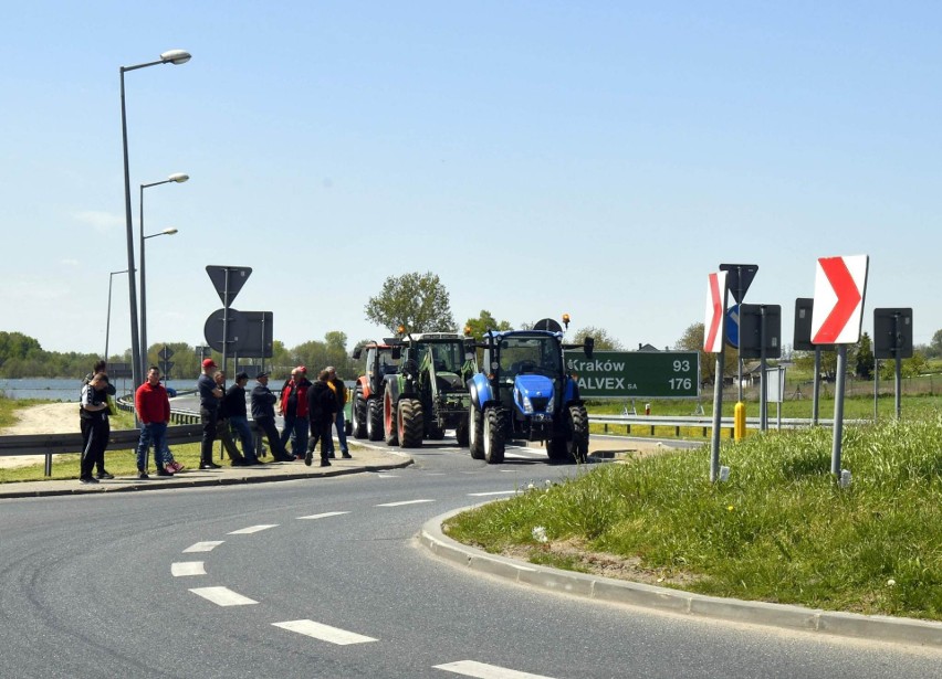Protest rolników na skrzyżowaniu dróg krajowych numer 73 i...