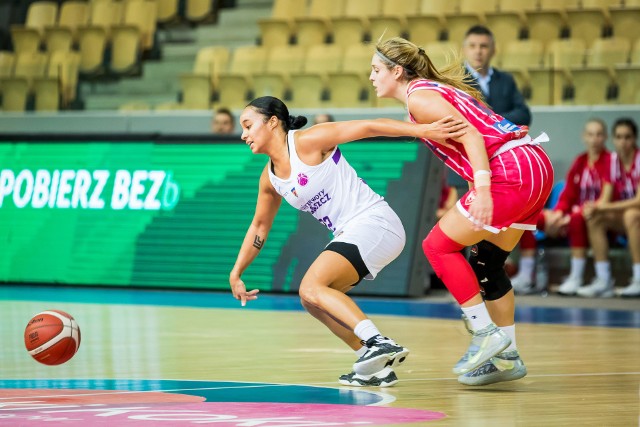 Michaela Houser (biały strój) była najskuteczniejszą koszykarką drużyny z Bydgoszczy w Sosnowcu