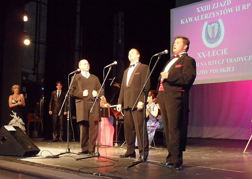 Trzej tenorzy na scenie grudziądzkiego teatru: (od lewej)...