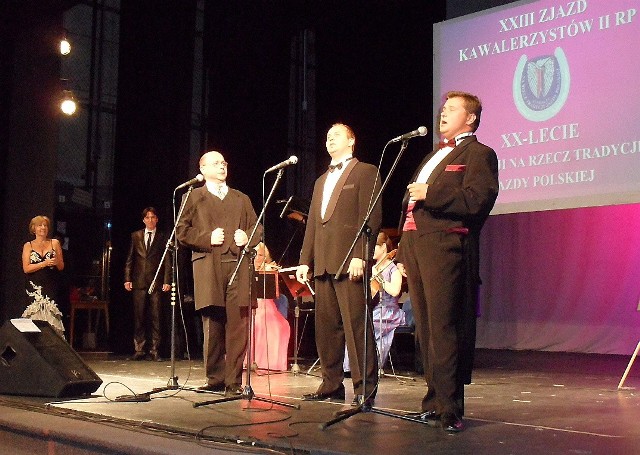 Trzej tenorzy na scenie grudziądzkiego teatru: (od lewej) Waldemar Bączyk, Marcin Pomykała i Łukasz Wroński