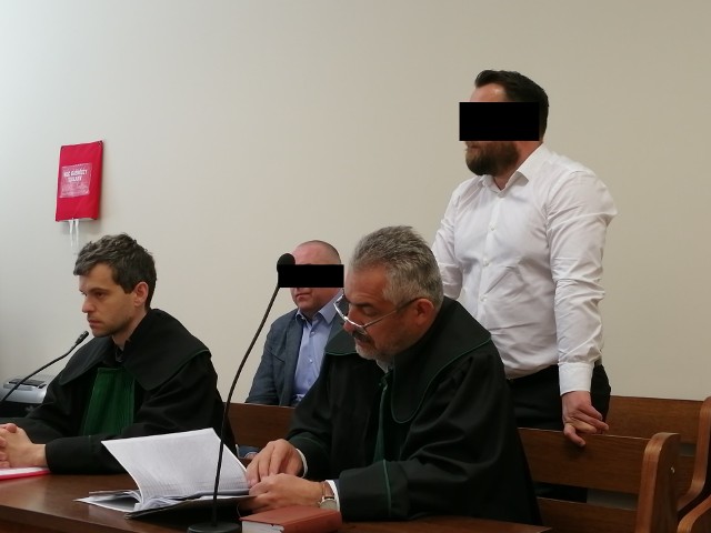 Konrad C. to były komornik z Poznania, którego problemy rozpoczęły się, kiedy wyszło na jaw, że mógł przywłaszczyć 1,5 miliona złotych ze swojej kancelarii komorniczej. Później wyszło na jaw, że miał brać też udział w wielomilionowym oszustwie