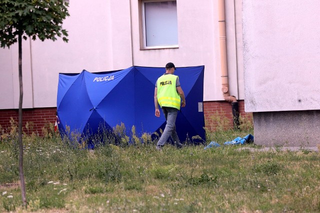 Ciało mężczyzny w wieku 32 lat zostało znalezione na legnickim osiedlu Piekary