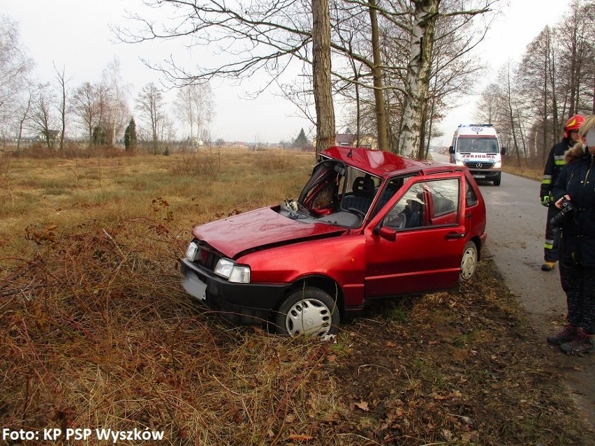 Wypadek w Dębinkach. Samochód osobowy uderzył w drzewo, kierowca trafił do szpitala [ZDJĘCIA]