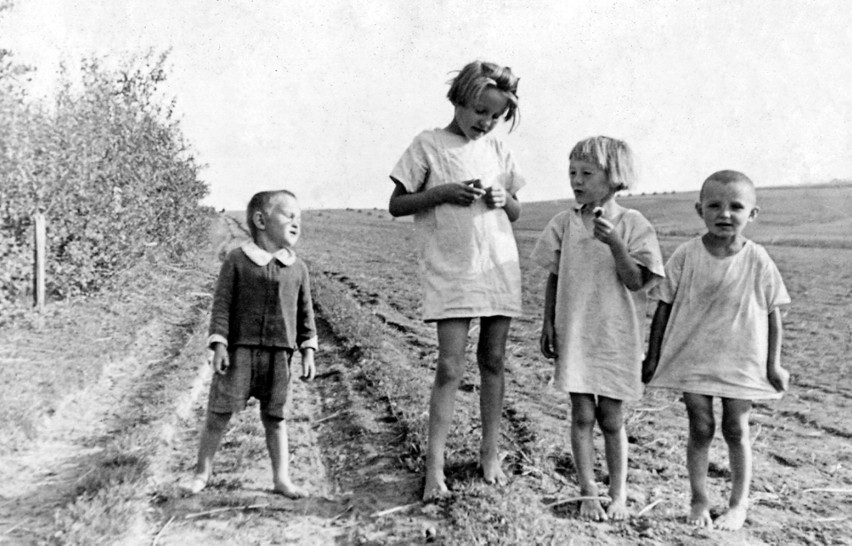 Dzieci Ulmów latem 1943 r. Od lewej: Franuś, Stasia, Basia i...