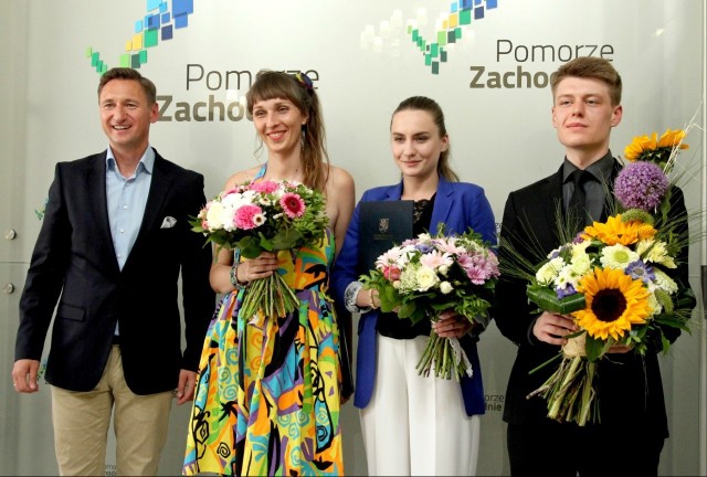 Stypendia marszałka otrzymali: Małgorzata Goliszewska  (druga od lewej), Adrianna Janowska-Moniuszko i Kamil Piotrowicz