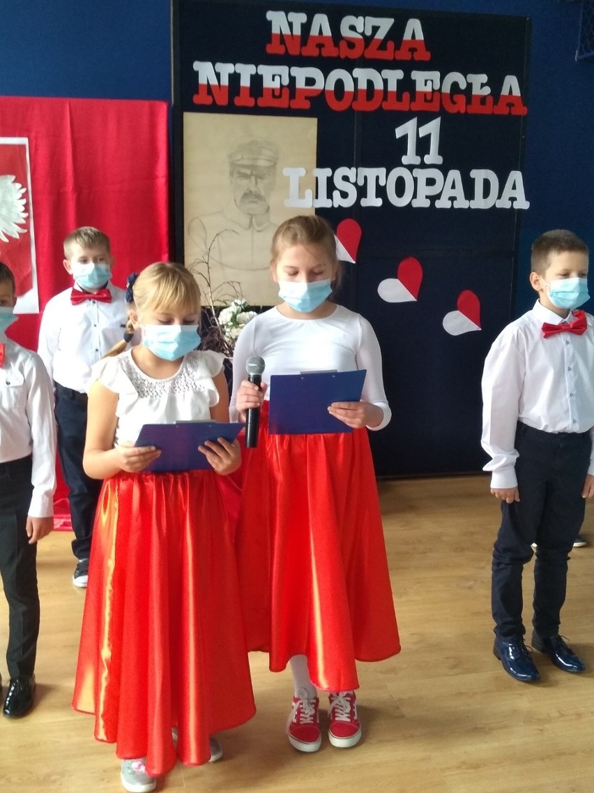 Uczniowie z Mniszowa podczas występu z okazji Święta...