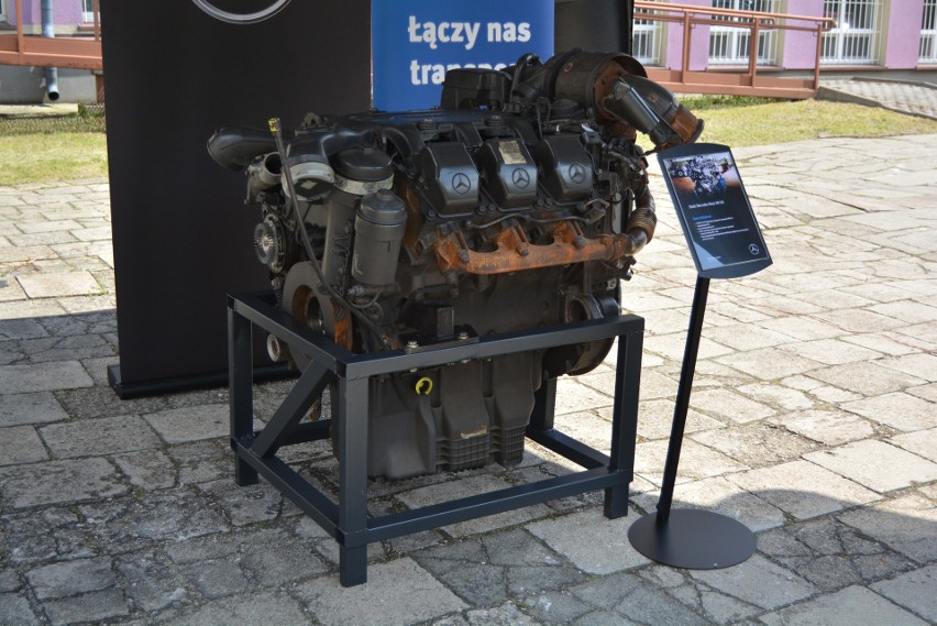 Ostrołęka. Mercedes-Benz Trucks Polska przekazał ZSZ nr 2 im. m.in. silnik ciągnika siodłowego. Zdjęcia