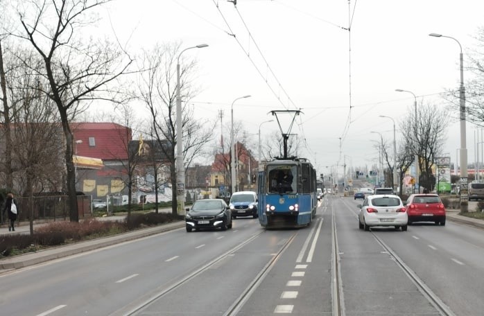 Wybita szyba w tramwaju na Krakowskiej. Co się stało?