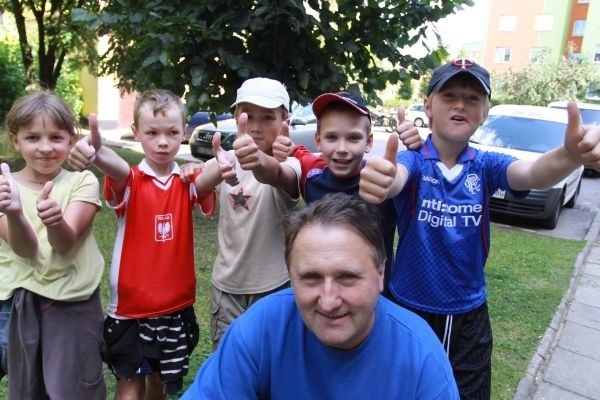 Dzieciaki znalazły pieniądze. Oddały policji. Właściciel szaleje z radości.