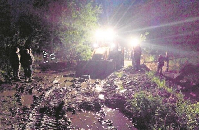 Uszkodzoną groblę zasypywali m.in. strażacy i Straż Rybacka 