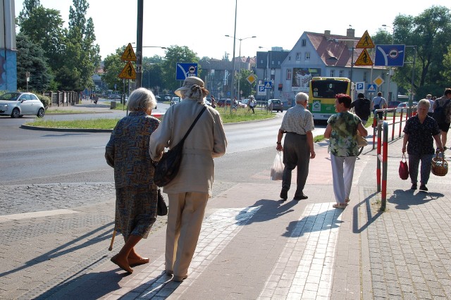 Piesi i rowerzyści często wchodzą sobie w drogę.