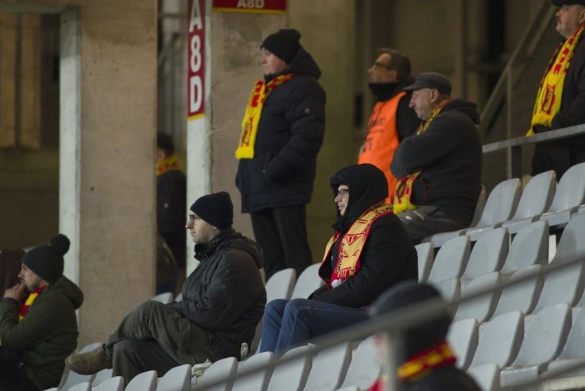 Tak kibice Korony Kielce wspierali swój zespół w meczu Fortuna 1 ligi z Podbeskidziem Bielsko-Biała. Zobaczcie zdjęcia