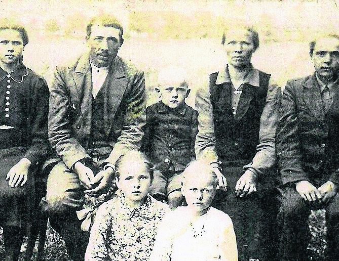 Rodzina autora tekstu. Rodzice Marianna i Stanisław z piątką...