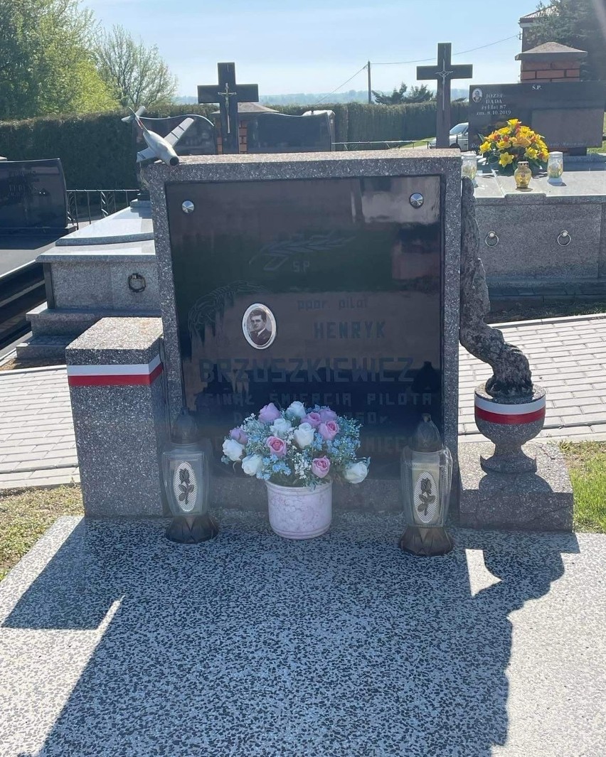 Harcerze z Dwikóz oznaczyli wstążeczkami na cmentarzu groby walczących w obronie Ojczyzny. Piękny gest. Zobaczcie zdjęcia