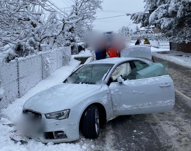 Jak informuje tarnowska policja, kierowca samochodu osobowego na ulicy Witosa  w Łęgu Tarnowskim nie dostosował prędkości do panujących warunków i uderzył w betonowy przepust