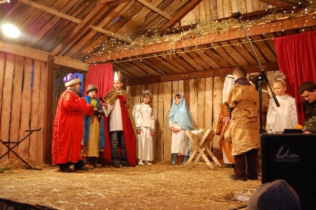 Już od kilku lat wspólnota franciszkanów w Chęcinach, chcąc pomóc wiernym w głębszym i radośniejszym przeżywaniu Świąt Bożego Narodzenia organizuje misterium Żywej Szopki.Ramka
