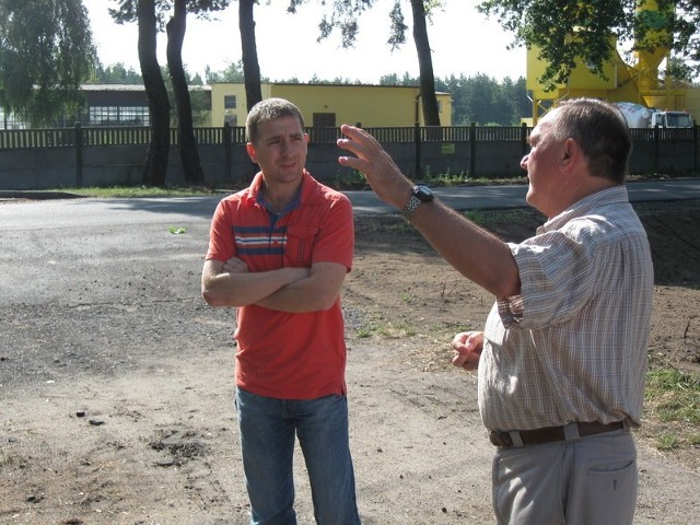 - Nie mamy tutaj nawet ptaków - Stanisław Kondraciuk (z prawej) pokazuje okolicę Danielowi Soji.