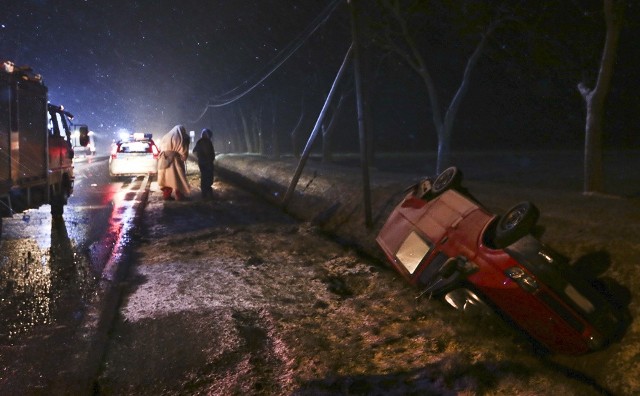 Do wypadku doszło późnym wieczorem 29 lutego na trasie Zielona Góra - Krosno Odrz. Padał śnieg, na jezdni było ślisko. Mimo tego kierujący oplem jechał szybko. W pewnym momencie z dużą siłą uderzył w tył jadącego wolniej busa. Siła uderzenia była na tyle duża, że bus wypadł z drogi do rowu. Opel zatrzymał się kilkadziesiąt metrów dalej.Na miejsce wypadku przyjechało pogotowie ratunkowe, straż pożarna i policja. Strażacy zabezpieczyli miejsce zdarzenia. Osoby z busa owinęły się kocami. Osoba jadąca oplem została przewieziona do szpitala.