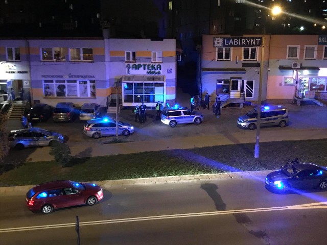 Dzisiaj, przed godz. 21, zostaliśmy poinformowani, że na ul. Hallera w Białymstoku ma miejsce policyjna interwencja i awantura. W dowód tego otrzymaliśmy zdjęcie.