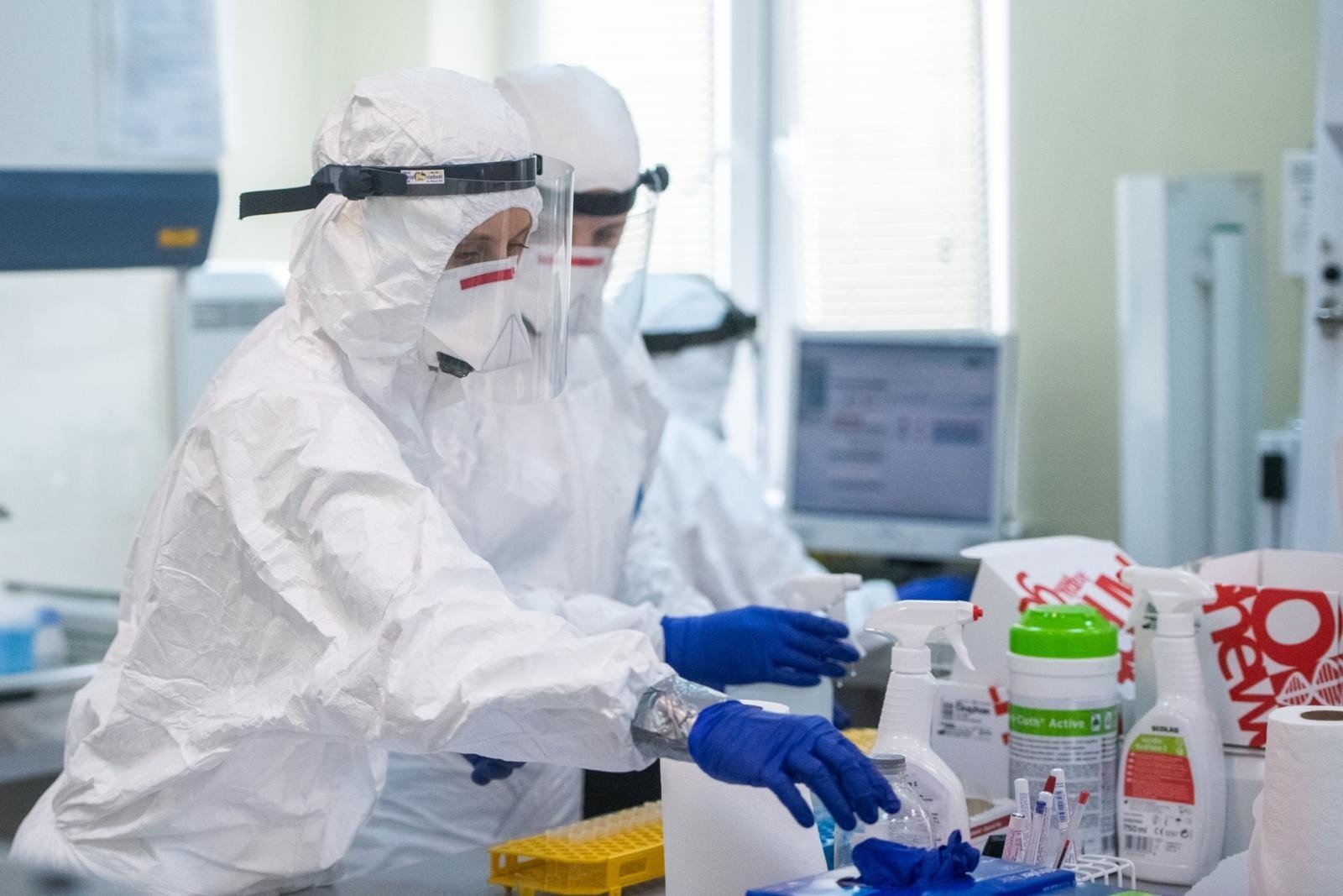 Jak wygląda praca pracowników laboratorium? Za średnio 3100 złotych brutto  diagności stają do walki z koronawirusem | Głos Wielkopolski