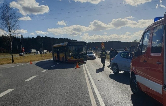 Zderzenie autobusu z samochodem osobowym w Miedzianej Górze.