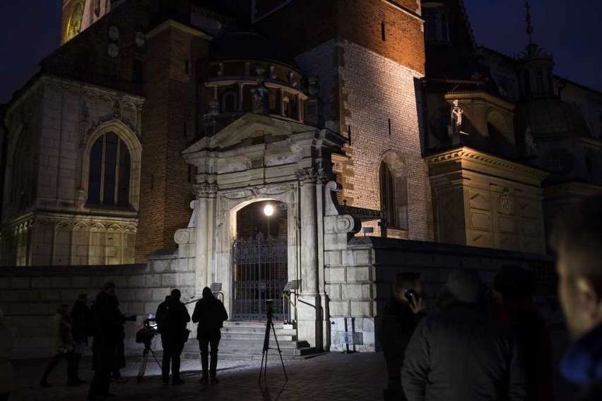 Nocna ekshumacja Marii i Lecha Kaczyńskich na Wawelu [ZDJĘCIA, WIDEO]