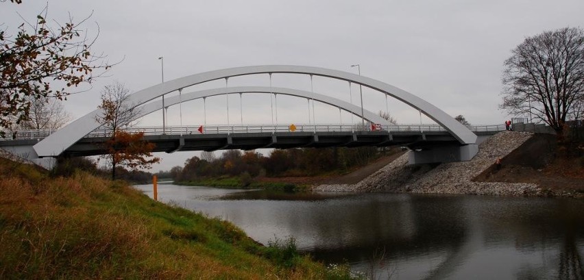 Koniec przebudowy mostu nad kanałem Odry w ciągu drogi...