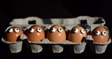 Tak sprawdzisz świeżość jajek. Jak sprawdzić świeżość jajka? Jak długo jajka są świeże? Dlaczego jajko unosi się na wodzie?
