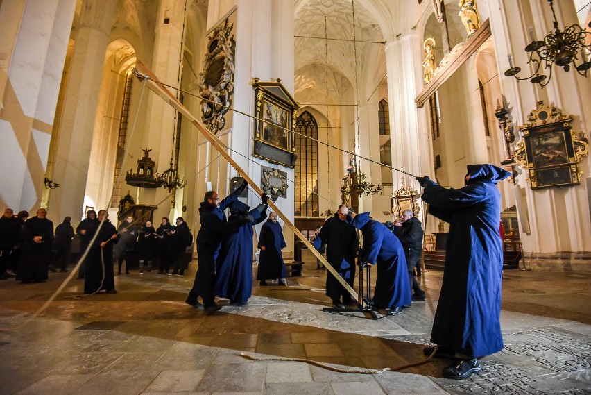 Gdańsk. Misterium Krzyża w Wielki Piątek. Uroczysta procesja ulicami miasta | ZDJĘCIA