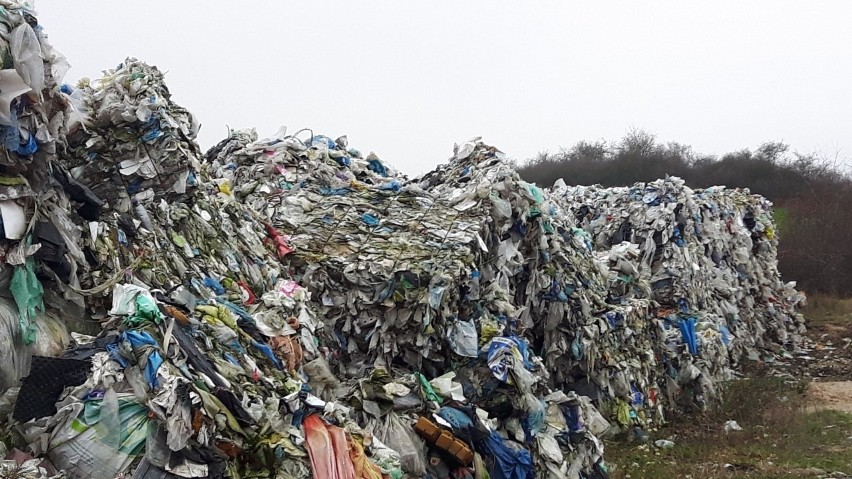 Pobór wody, a tuż obok nielegalne wysypisko śmieci w gminie Gniew. Problem trwa od kwietnia 